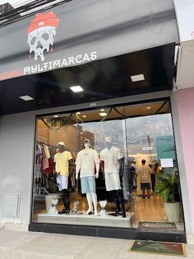 Fachada e vitrine da Skull Multimarcas