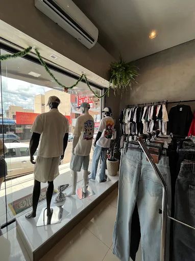 Vitrine e arara de roupas dentro da loja