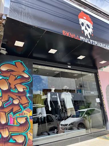 Entrada da loja com grafite na fachada
